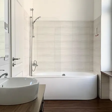 Alexandra 1897 Wohnund Nicole